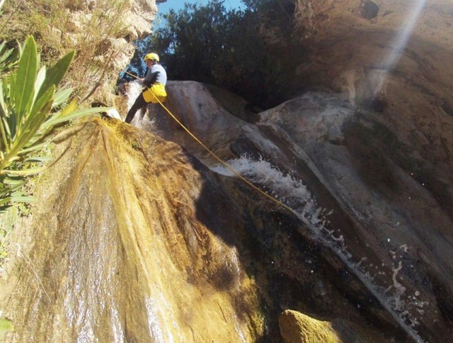 salto en la cascada del barranco